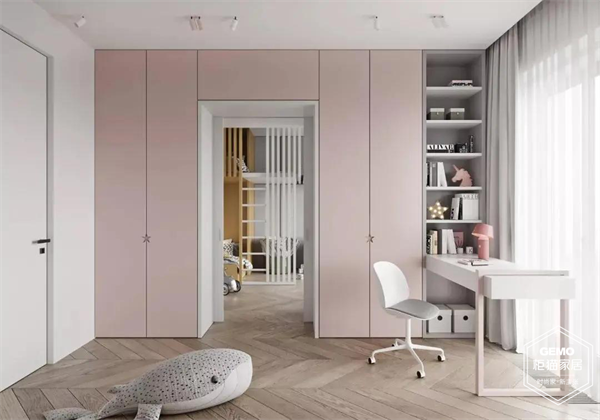 定制家具是當(dāng)下消費(fèi)者選擇家裝的重要方式，熱度更是一直持續(xù)，定制家具有很多優(yōu)勢，當(dāng)然也有一些細(xì)節(jié)消費(fèi)者要特別注意，