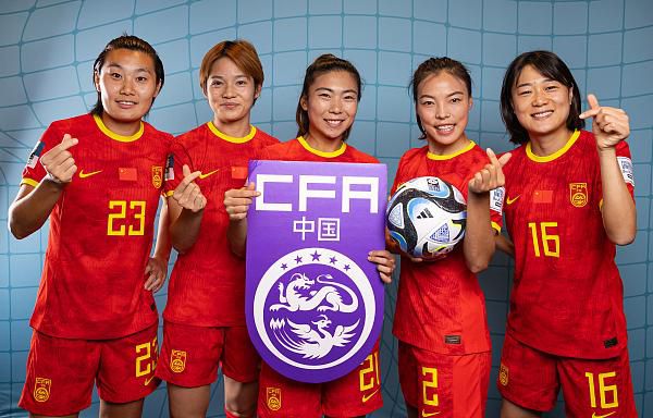 女同学撅着贱屁股等我调教她